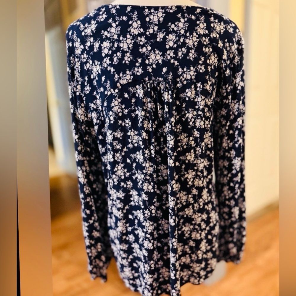 Suzanne Betro Midnight Blue and Ivory Floral Top - Picture 4 of 9